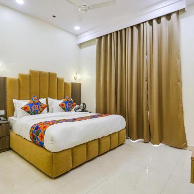 FabHotel Vishesh Villas (Q7 model town 1st car market road near anytime fitness above amaira bakery, Delhi 110009 New Delhi)