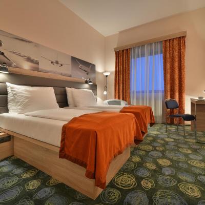 Ramada Airport Hotel Prague (K Letišti - Terminál 3 160 00 Prague)