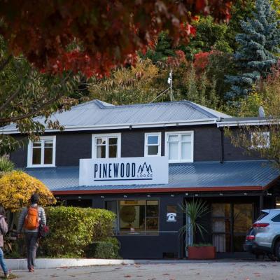 Pinewood Lodge (48 Hamilton Road 9300 Queenstown)