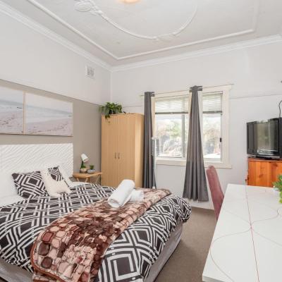 Comfy Ensuite Queen Room - Nearby Airport ( 2020 Sydney)