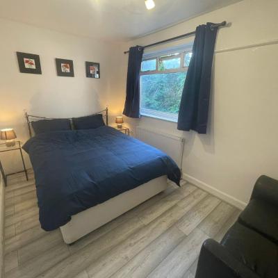 Spacious En-suite Ground Floor Bedroom (2 Fernhurst Road M20 4UN Manchester)