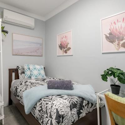 Chic Single Room - AC - Next to Central Station - Nearby CBD USYD UTS Top Viewed Bistros - Shared Bathroom ( 2010 Sydney)