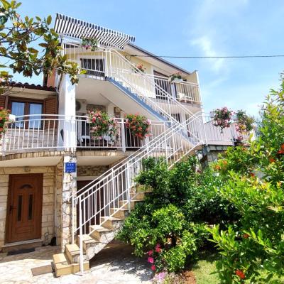 MARA House with Apartments (Fratrici 64 52470 Umag)