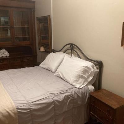 Queen Bed with Shared Bathroom in Lakeview - 2B (3222 North Sheffield Avenue 60657 Chicago)