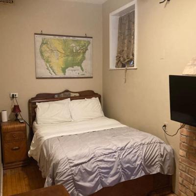 Queen bed with Private bathroom in Lakeview - 2E (3222 North Sheffield Avenue 60657 Chicago)