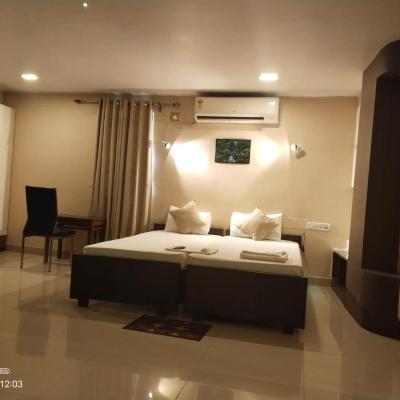 Hotel Eastern Plaza (V.I.P Road, besides Military Camp, Tegharia 700157 Kolkata)