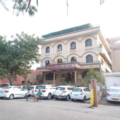 Hotel Taj Plaza, VIP Road, Agra (Taj Mahal East Gate, Shilpgram 'VIP' Road. 282001 Agra)