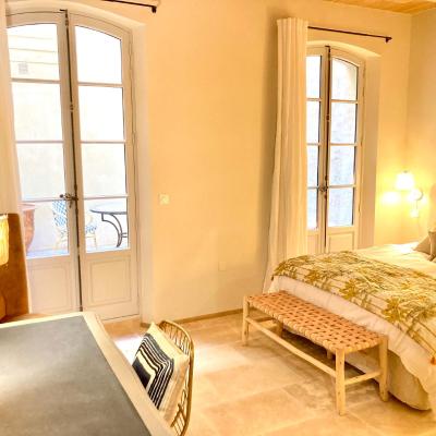 Le Petit Avignon - chambres & appartement à deux pas du Pont d'Avignon et du Palais des Papes (7 Rue Limas 84000 Avignon)