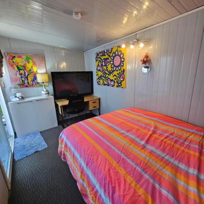 Save money budget affordable cabin with comfort! - Cabin2 (1551 Great North Road Cabin 2 1026 Auckland)