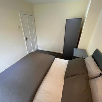 Cosy luxury double bedroom (35 The Link B27 7ST Birmingham)