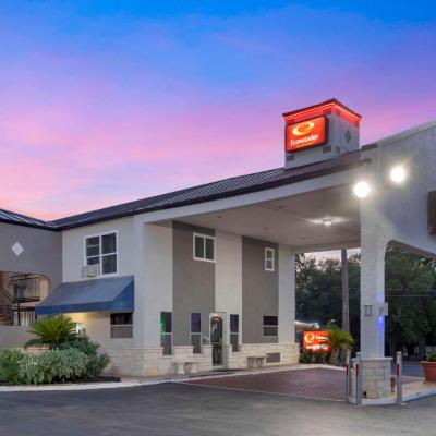 Econo Lodge Inn & Suites Near Lackland AFB (120 Rustleaf Drive TX 78242 San Antonio)