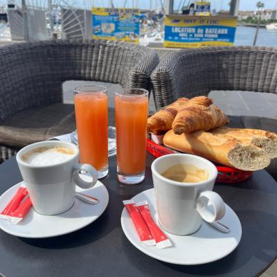 Voilier et plage (1 Rue de la Capitainerie 34300 Le Cap d'Agde)