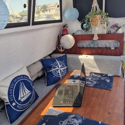 Sleep aboard a beautiful sailboat in Lisbon Marina (avenida de brasilia, doca do bom sucesso. 1400-038 Lisbonne)