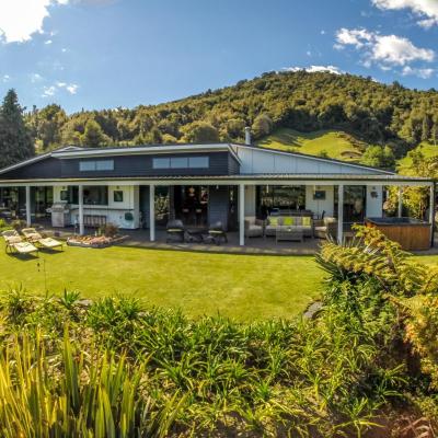 City Lights Boutique Lodge (56C Mountain Road 3015 Rotorua)