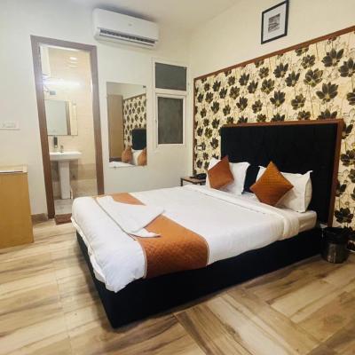 Hotel Silver Saffron Peeragarhi (A-1/4, near Metro Station Peera Garhi, A 2 Block, Paschim Vihar, New Delhi, Delhi 110063 110063 New Delhi)