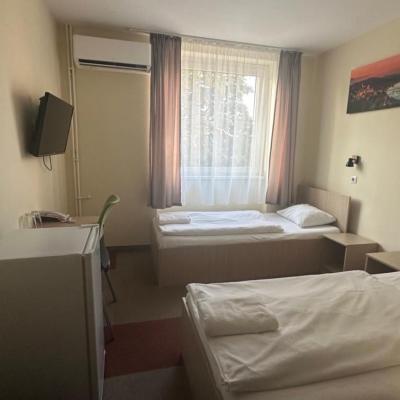 FREE PARKING, FREE BREAKFAST, only 15 minutes to City Center (Hunyadi János út 6 1117 Budapest)