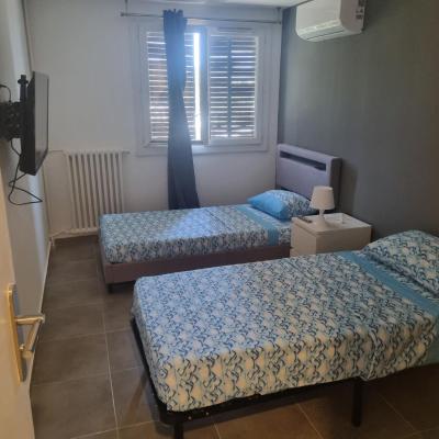 Chambre privative rénové 2024, climatisation, tramway sur place , 12 min centre, 16 min plage, aperçu latéral mer, 2 wc avec 2 salle de bain, private room renovated 2024, air-conditioned , tram on spot, 2 toilets and 2 bathrooms (8 Boulevard Henri Sappia 06200 Nice)