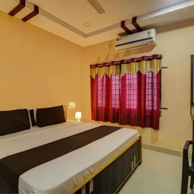 OYO SRI SAI BALAJI GRAND LODGE INN (Sy. NO. 56/1, Dhanujaya Complex,Opp. Indian Oil Petrol dund Chintal Kunta, Checkpost, L.B. Nagar, Hyderabad 500074 Hyderabad)