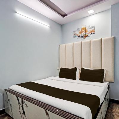 Hotel O Star (A-101 Shah Alam band road Metro pillar 103 110033 New Delhi)