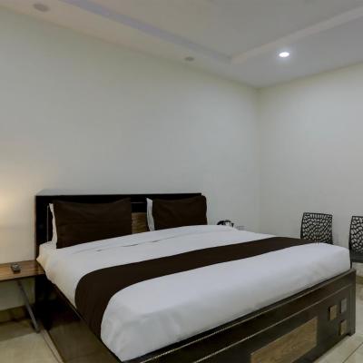 Hotel O Three King's (WZ- 182, Sri Nagar Near Shakurpur Underpass, Delhi 110034 New Delhi)