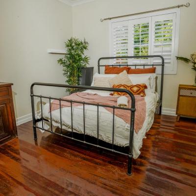 Beautiful Central Queenslander (40 Emma Street 4121 Brisbane)