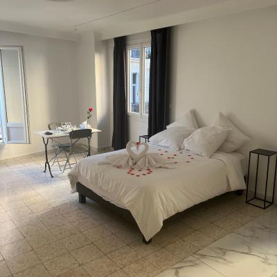 Suite Romantique balneo st Charles (28 Rue des Convalescents 13001 Marseille)