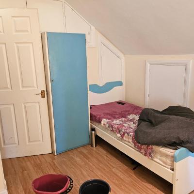 sharing room near stadium in Family house (Chatsworth Avenue HA9 6BE Londres)