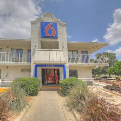 Motel 6 San Antonio, Tx Six Flags Fiesta TX - La Cantera Area (16500 I-10 West TX 78257 San Antonio)