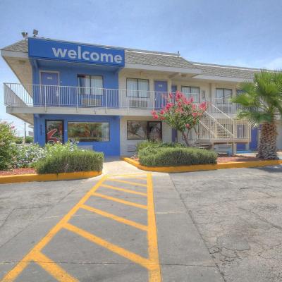 Motel 6-San Antonio, TX - Fort Sam Houston (5522 North Panam Expressway TX 78218 San Antonio)