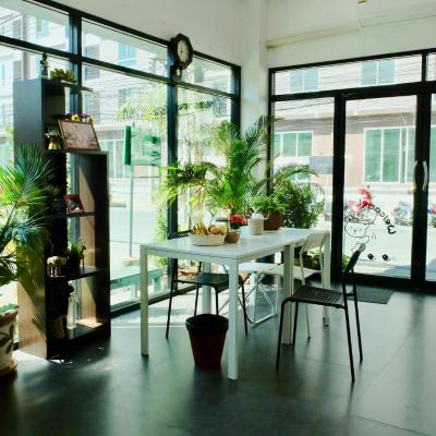 We Inn (371/19-20 Soranakom 2,Songpraha Road, Sikan,Don Mueang, 10210 Bangkok)